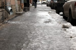 гололед лёд на тротуаре галерная улица скользкая дорога