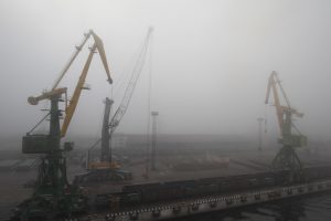 морской канал порт санкт-петербурга краны туман