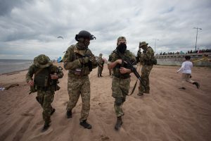 военные на пляже в парке 300-летия