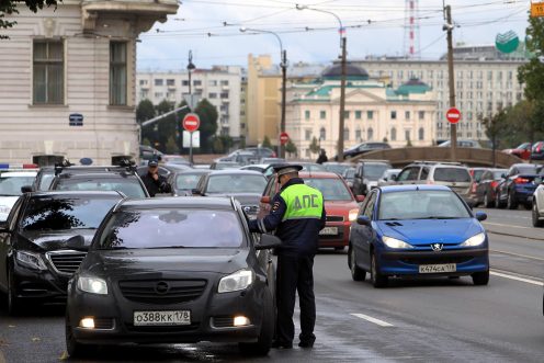 Двое инспекторов ГИБДД Петербурга добивались взятку с нетрезвого водителя, устроившего ДТП