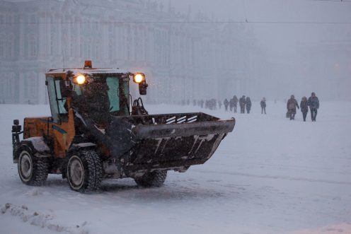 Последствия шторма: снегоуборочный трактор наехал женщину в Петербурге