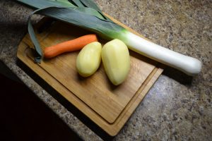 Готовим морковь, картофель и лук-порей