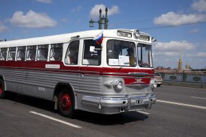 парад ретроавтомобилей Дворцовый мост транспорт автобусы Ikarus