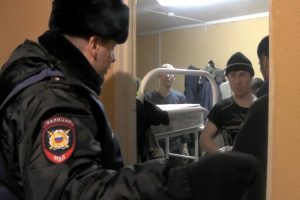 Более 30 нелегальных мигрантов нашли полицейские в общежитии на Петергофском шоссе