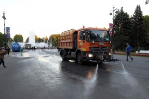 За минувшую неделю с улиц Петербурга вывезли около 3000 тонн мусора и грязи