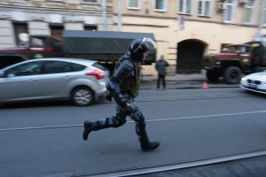 Около 50 человек задержаны полицией во время ночного рейда по центру Петербурга