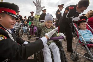 В Петропавловской крепости организовали «Бал на колясках» для детей-инвалидов