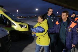 Тяжелобольных детей из Ростова доставили на самолёте в Петербург для лечения