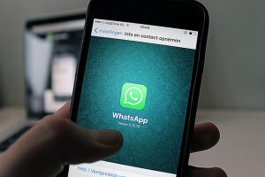 Муж из ОАЭ попал в тюрьму за оскорбление жены в WhatsApp