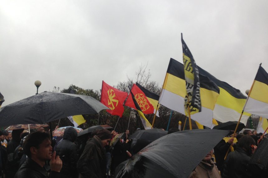 Митинг националистов. Бело красно черный флаг националистов на протестах.