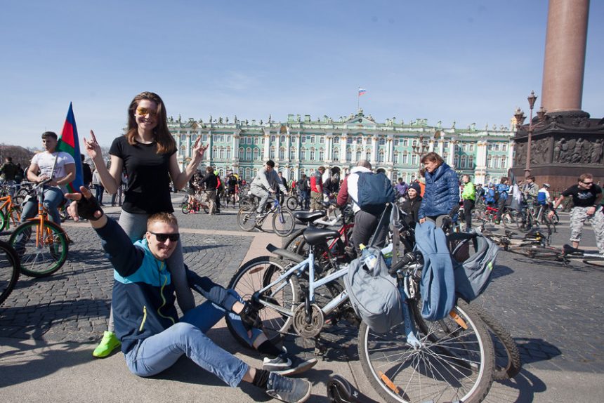 велосипеды на дворцовой, велосипедисты