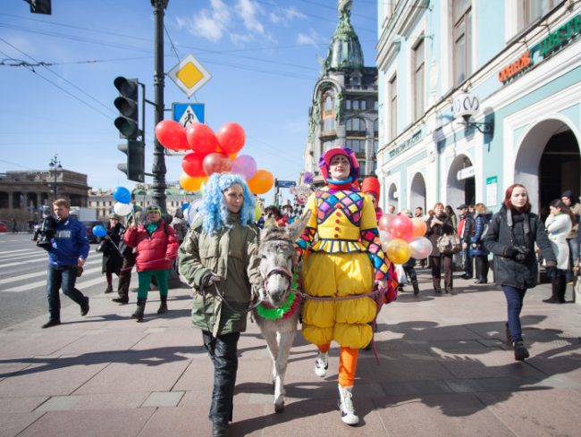 клоуны парад клоун-парад первое 1 апреля ослик