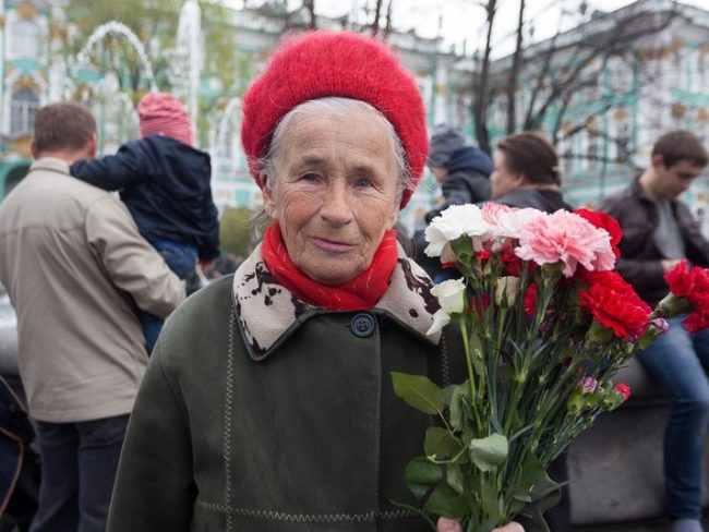 Любовь Васильевна Петрова, стаж работы в торговле - 45 лет