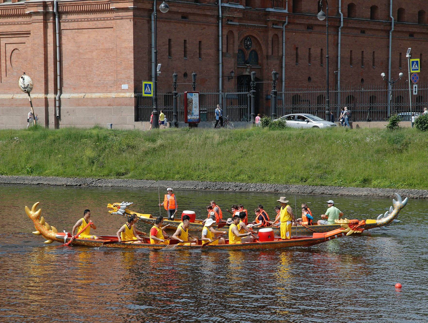 Водное движение. Регата золотые весла СПБ. Гребля у Петропавловской крепости. Водная регата у Петропавловской крепости. Гребная регата 2014.