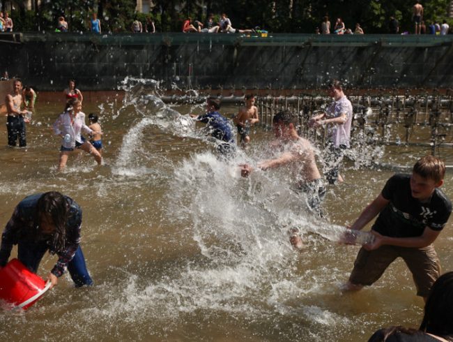 жара фонтаны Московская площадь водная битва