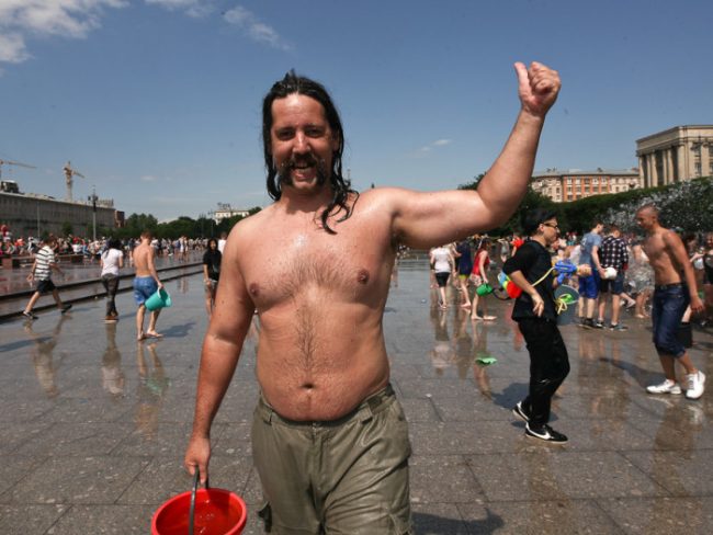 жара фонтаны Московская площадь водная битва мужик