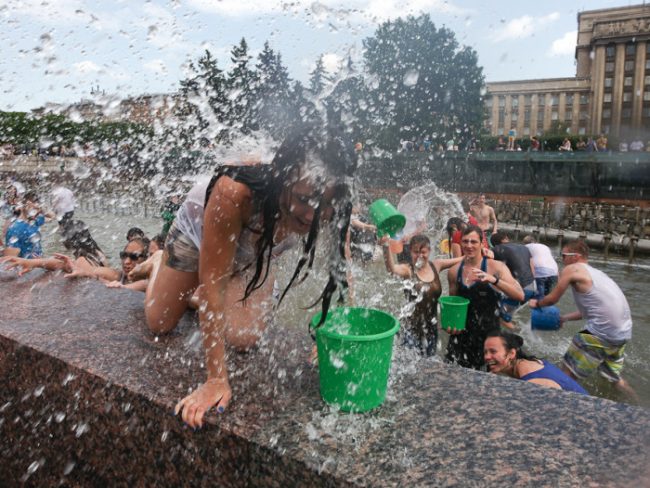 жара фонтаны Московская площадь водная битва