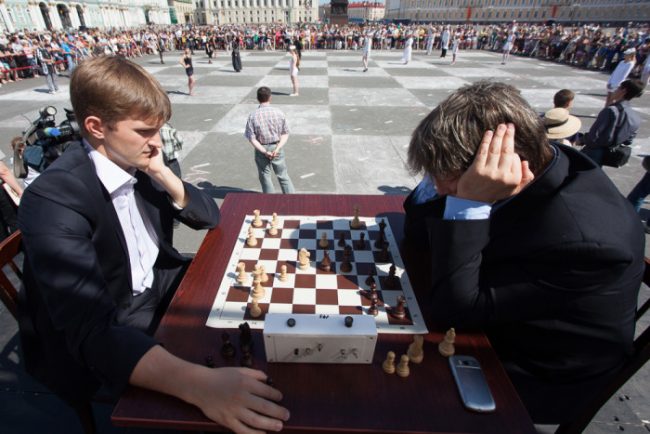 Игра в Живые шахматы на Дворцовой п