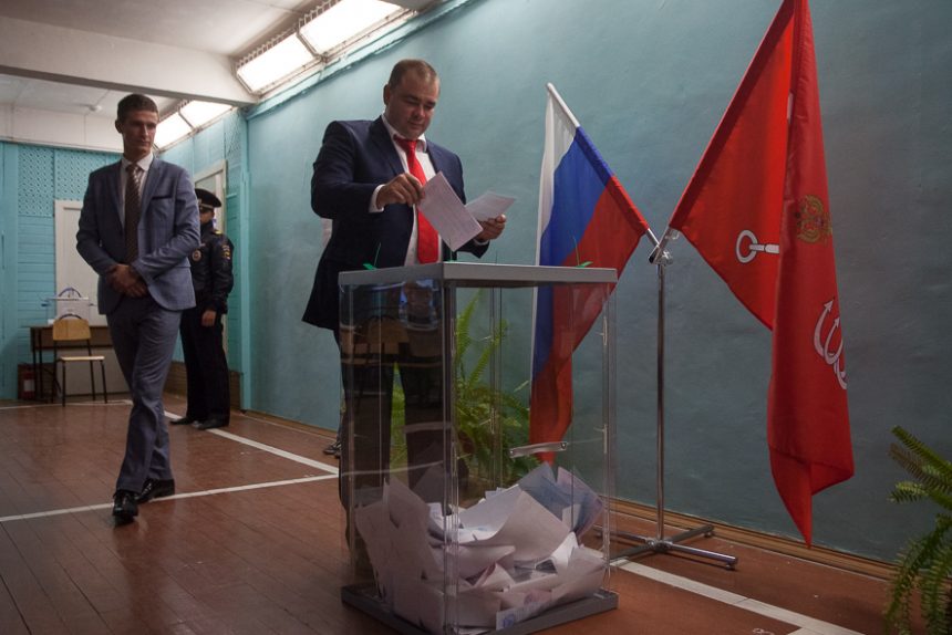 Андрей Петров голосует