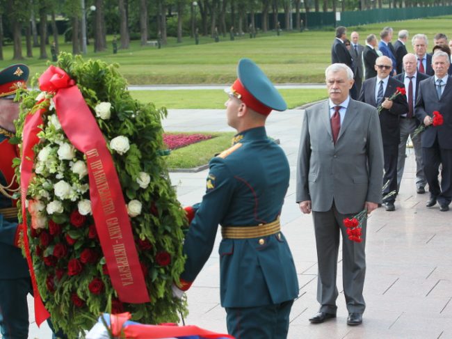возложение цветов пискаревское кладбище родина-мать полтавченко