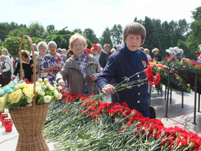 возложение цветов пискаревское кладбище родина-мать бабушки