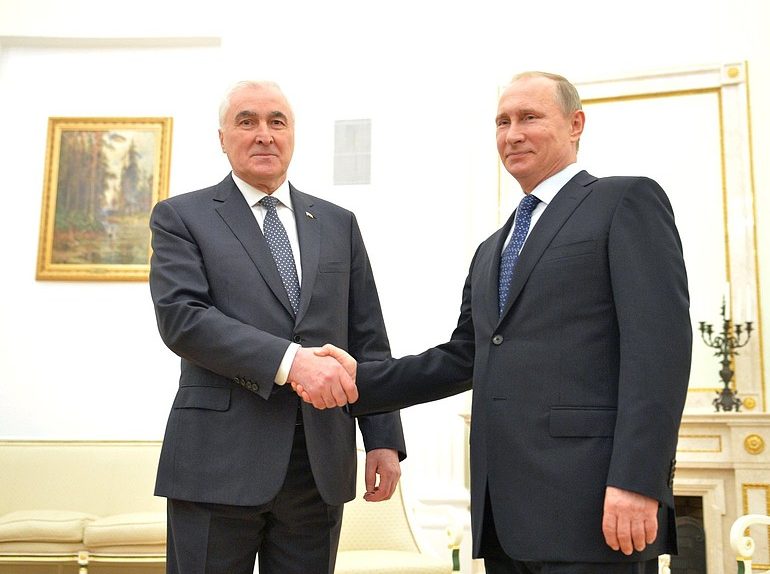 путин и пррезидент южной осетии тибилов