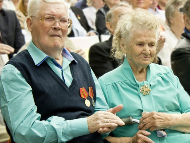 день семьи 2015 пенсионеры Пожилая семейная пара