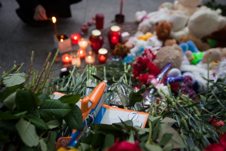 свечи цветы траур акция памяти мемориал шарм эль шейх погибшие