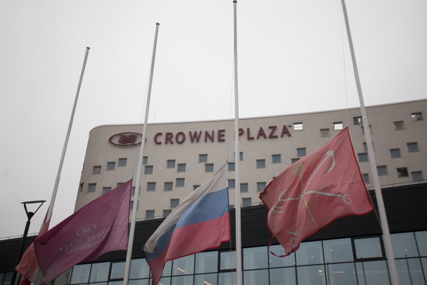 краун плаза crowne plaza траур флаги
