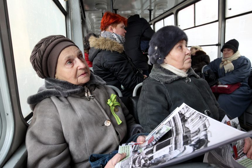 пенсионеры в трамвае