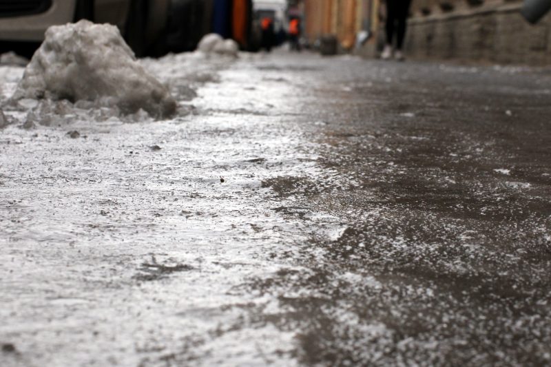 гололед лёд на тротуаре галерная улица скользкая дорога