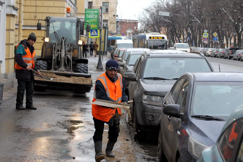 дворники обработка тротуаров уборка песок дорожная техника конногвардейский бульвар