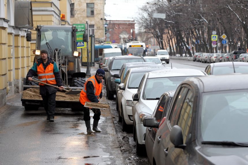 уборка дворники обработка тротуаров песок дорожная техника конногвардейский бульвар