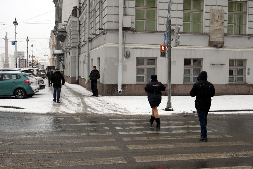 полиция полицейский переходит дорогу на красный свет