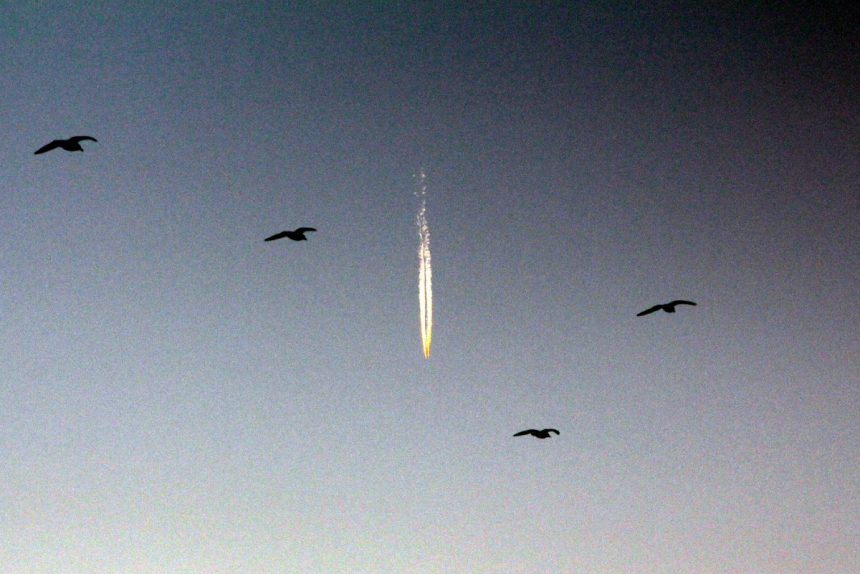 самолёт инверсионный след