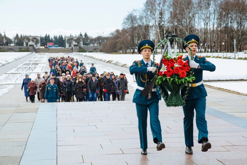 блокадный трамвай 15 апреля пискарёвское мемориальное кладбище