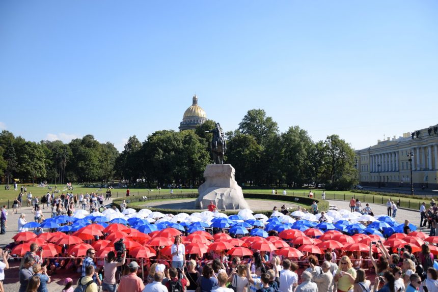 город в цветах флага триколор патриотизм молодежь