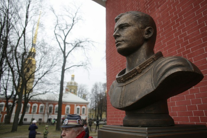 бюст гагарина день космонавтики в петропавловке