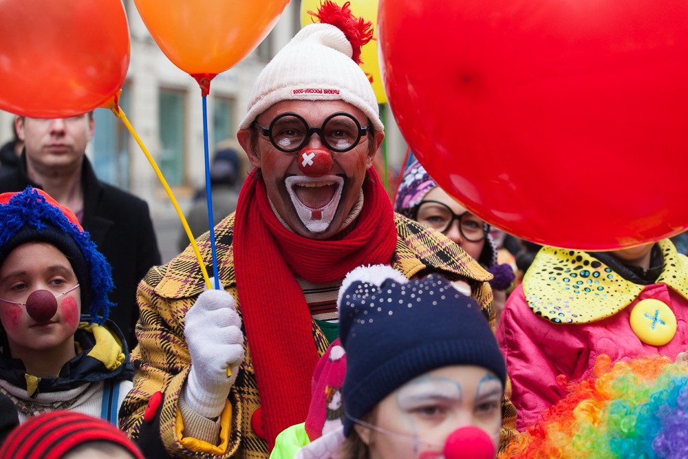 Арену выходит клоун. Парад клоунов. Флэшмоб парад клоунов. Питерский клоун. Парад клоунов в Казанском Кремле.