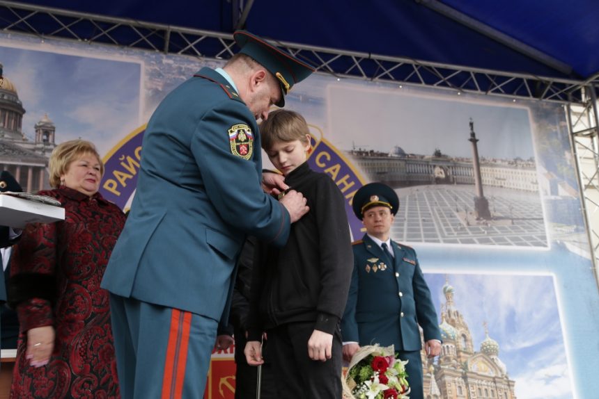 глава ГУ МЧС по Санкт-Петербургу Алексей Аникин наградил медалью за отвагу на пожаре школьника Ивана Куренного