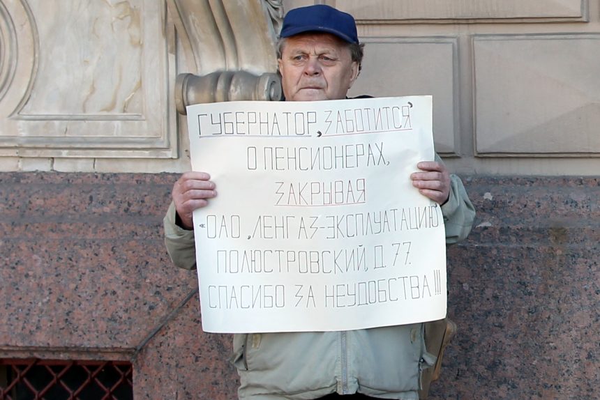 пенсионер евгений герлинский пикет против закрытия газозаправочной станции перед законодательным собранием зс