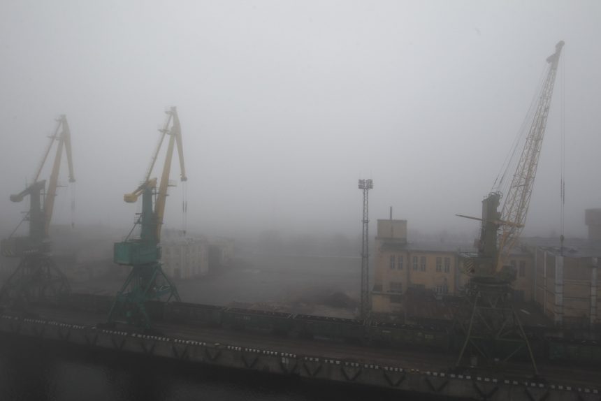 морской канал порт санкт-петербурга краны туман