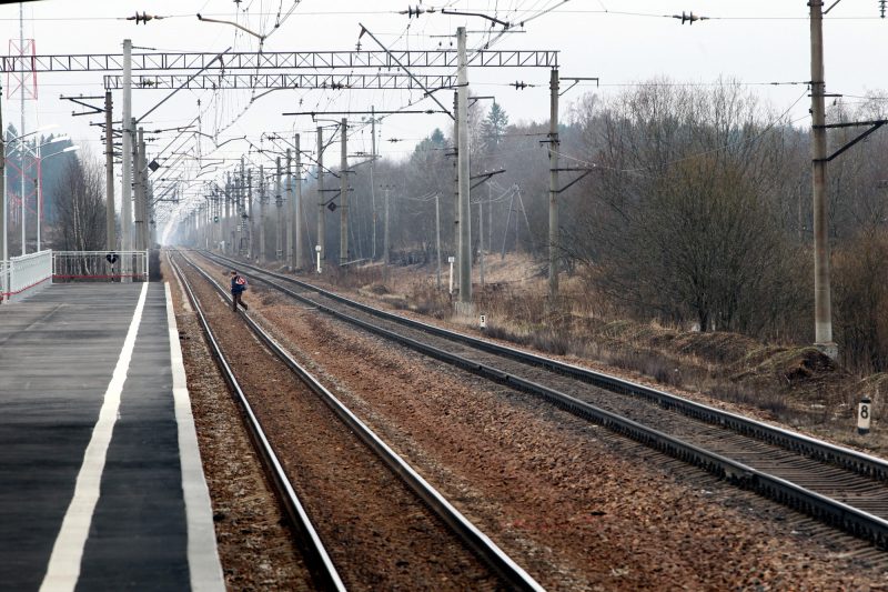 железная дорога железнодорожный транспорт пути полотно человек на рельсах станция низовская