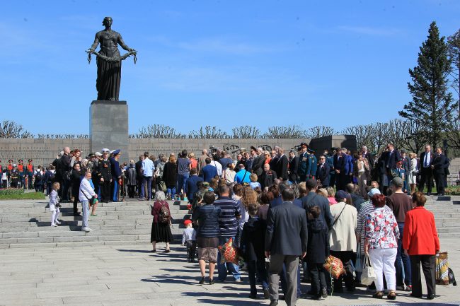возложение цветов на пискаревском мемориальном кладбище