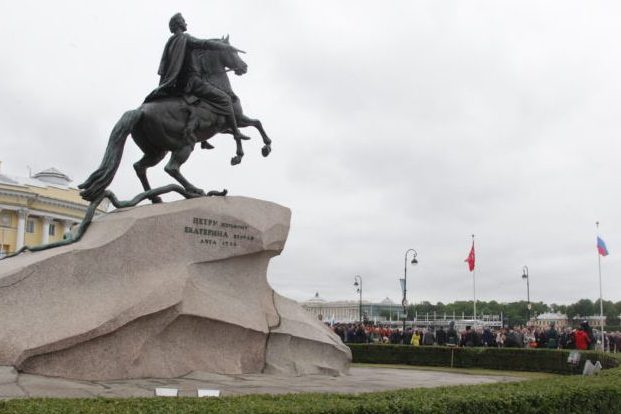 Почему всадник медный. Памятник всадник Великий Новгород. Памятник в Париже всадник. Возложение к медному всаднику. Чебоксары памятник всадника.