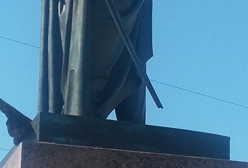 повреждённая шпага памятника кутузову