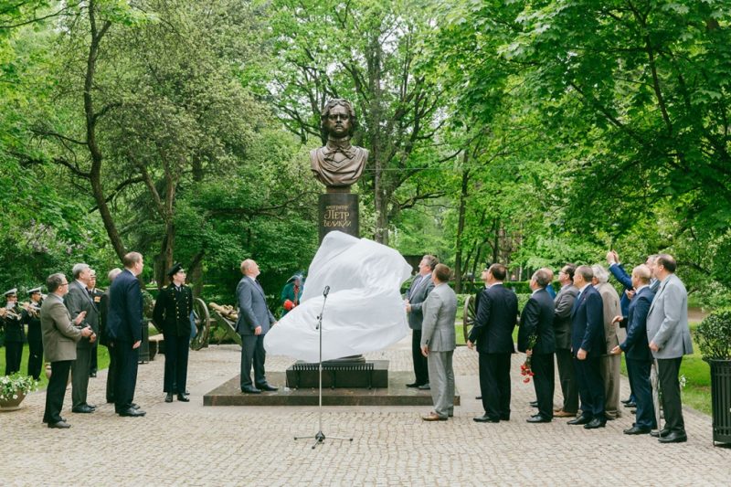 памятник петру первому I  бюст петра первого I  в политехе