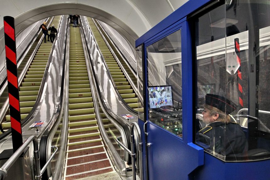 Открытие станции метрополитена Василеостровская эскалатор дежурная