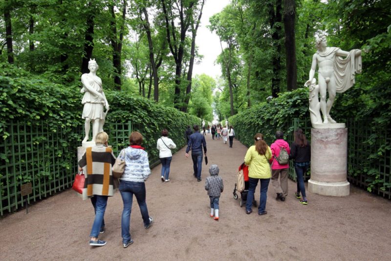 летний сад статуи скульптуры гуляющие люди прогулка дети