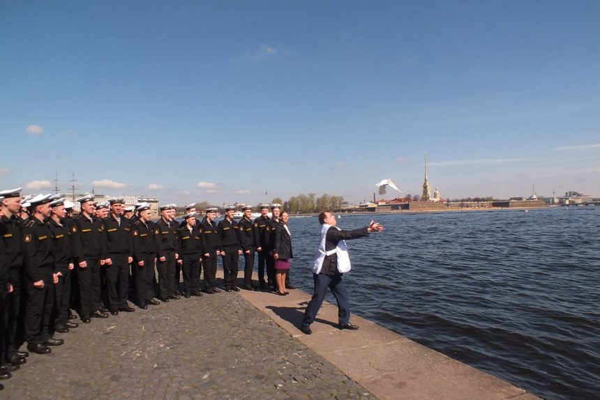сергей вострецов выпускает белого голубя птица памяти